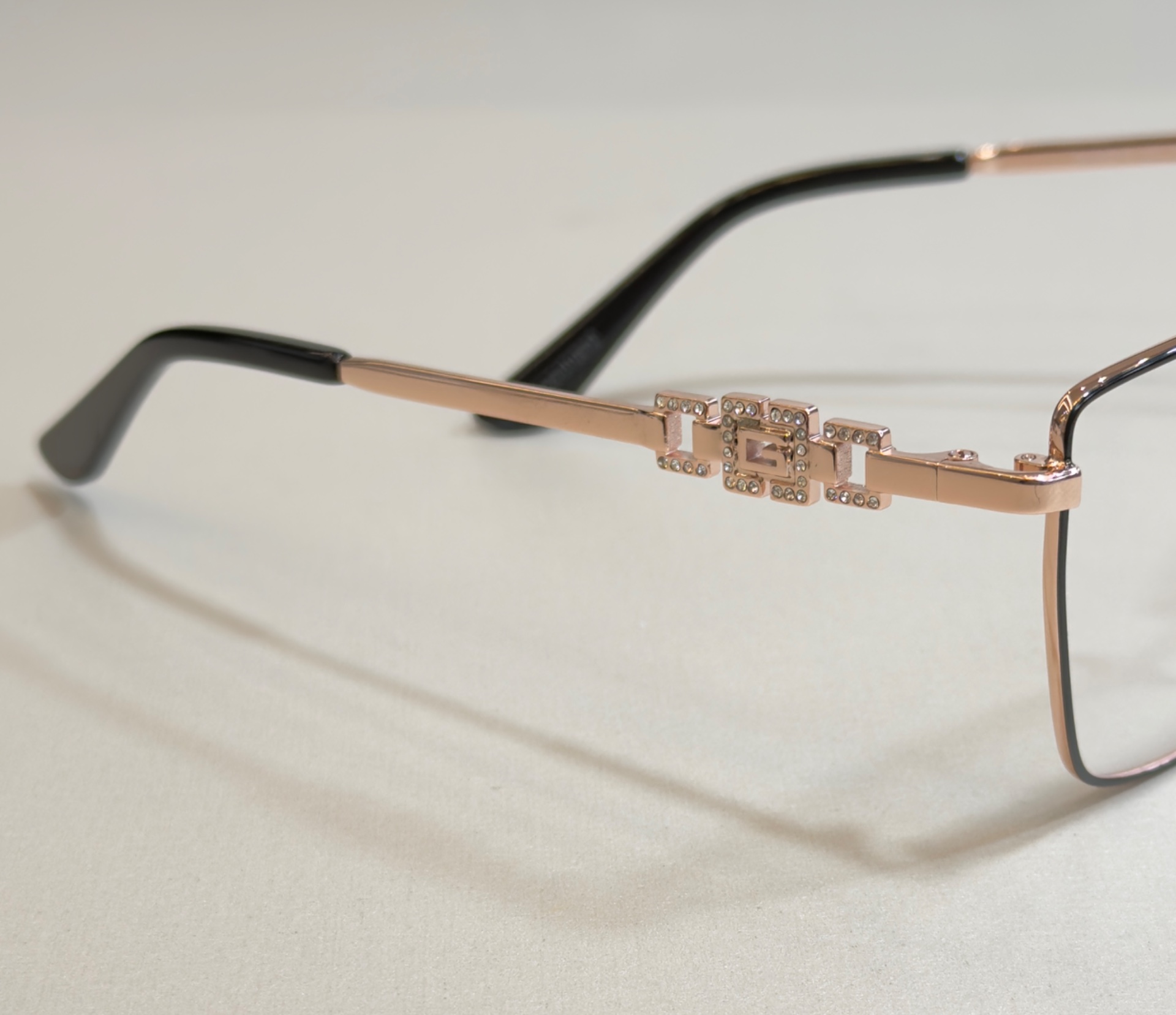 GU50316 · GUESS